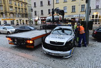 Děsivá nehoda u Národní galerie: Policejní auto skončilo napasované ve sloupu