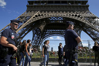 Dívku (19) svázanou pod Eiffelovou věží hromadně znásilnili tři migranti
