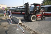 Centrum Komořan už nehyzdí betonová svodidla. Upravili i přechod a chodník