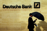 Kácející se Deutsche Bank skončila překvapivě v plusu. Potopí ji pokuta USA?