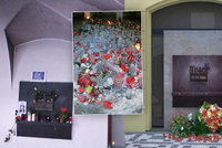 Pomník 17. listopadu se přestěhoval na ulici: Zdobí ho první květiny