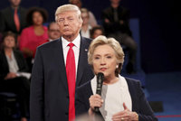 Skandály bobtnají: Clintonová i Trump mají na kontě další průšvihy