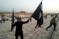 Oholení bojovníci, dětští agenti a miny: ISIS bojuje o Mosul
