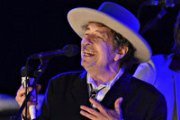 Bob Dylan konečně převzal Nobelovu cenu. Nikdo to ale nesměl vidět