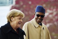 Prezident z Afriky poslal svou ženu do kuchyně. S Merkelovou řešil migranty