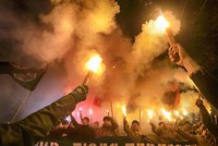 Masová demonstrace na Ukrajině. Tisíce nacionalistů pochodovaly Kyjevem