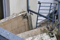 V Olomouci se zřítil balkon se čtyřmi lidmi: Po pádu z několika metrů skončili v nemocnici