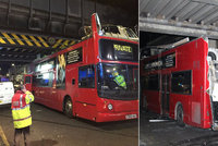 Skalpoval autobus: Řidič doubledeckeru vjel pod most a zranil 26 cestujících
