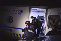 VIDEO: Opilce strážníci připoutali k zábradlí. Vypil dvě lahve vodky a dostal záchvat agrese a zuřivosti