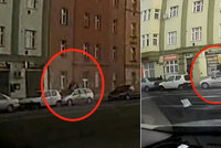 Mladík skákal po autech jako po trampolíně: Dva zaparkované vozy v Českomoravské poškodil