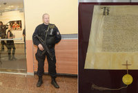 Listiny, které podepsal Karel IV., na unikátní výstavu převezla policejní eskorta