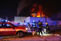 Škoda za 60 milionů: V noci v Praze hořela galvanovna. Hasiči zabránili ekologické katastrofě