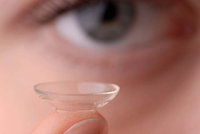 Nositelé kontaktních čoček si zbytečně ničí oči. Nedodržují pravidla a riskují