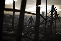 „Džungle“ v Calais lehla popelem. Stovka dětí přesto nocovala v ruinách tábora