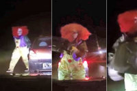 Šílený klaun na Kroměřížsku polil auto benzínem a chtěl ho podpálit
