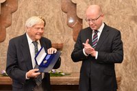 Další ocenění pro Bradyho: Sobotka mu předal pamětní medaili Karla Kramáře
