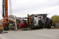 Nehoda u Frýdku-Místku: Z kamionu vypadala auta na silnici
