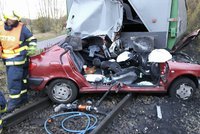 Zázrak! Vlak zdemoloval osobní auto: Řidička vyvázla jen s odřeninami
