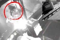 Šílené video: Autobus srazil mladou dívku (17), děsivou nehodu zachytila kamera