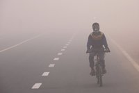 „Katastrofický“ smog dusí metropoli Indie. Soud krotí i tradiční ohňostroje
