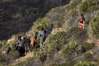 Stovky migrantů prolomily plot a vtrhly k Gibraltaru. Schovávají se v horách