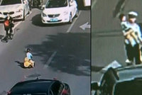 Dítě kličkovalo mezi auty na rušné silnici. Zachránil ho policista