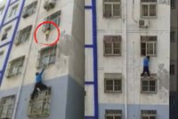 Skutečný Spider-Man: Muž vyšplhal několik pater, aby zachránil dítě (2) visící z okna