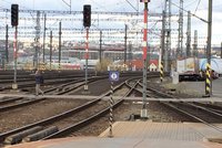 Nestihl přeběhnout koleje! Chodce v Kolovratech srazil vlak: Hasiči evakuovali 130 lidí