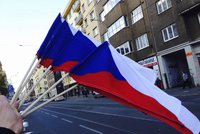 K oslavám 17. listopadu patří vlajka: Praha 7 je rozdává zadarmo