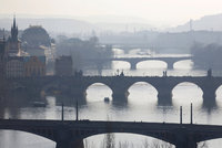 Do Prahy se žene zima. Očekávejte ráno mlhavo, přes den polojasno a v noci mrazíky
