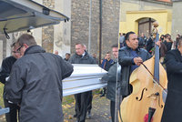 Cikánská hudba a policejní dohled: Mladého Roma, který zemřel po potyčce v Žatci, pohřbili v bílé rakvi