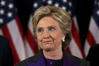 Volby v USA ONLINE: „Porážka bude dlouho bolet,“ říká zklamaná Clintonová