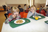 Éra »blafů« ve školních jídelnách je pryč: Děti v Praze 1 si pochutnaly na sezonní kuchyni