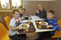 Žáci si v Praze za oběd připlatí. Může za to výběr z více jídel i „netypické“ suroviny