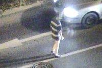 Jen v tričku a trenýrkách: Polonahý muž na Vysočanské skákal před projíždějící auta. Chtěl se zabít?