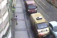 Opilý cizinec řádil v centru Prahy: Ukazoval prostředníček na lidi v tramvaji a kopal do výloh