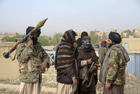 Krvavý útok v Afghánistánu: Tálibán hodiny zabíjel vojáky, 140 mrtvých