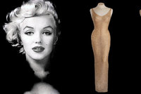 Slavné šaty Marilyn Monroeové se prodaly za 4,8 milionu USD