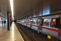Ve stanici metra Vyšehrad spadl senior (80) do kolejiště. Provoz byl omezený