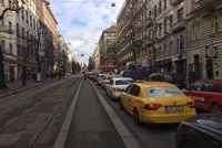 Mezi Štěpánskou a I. P. Pavlova nejezdí tramvaje: Na kolejích se srazila auta