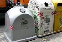 Po Praze přibývá šedých nádob na kovový odpad: Co všechno do nich patří?