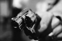 Policie pátrá po lupiči z Benešovska: Dvě starší ženy ohrožoval pistolí