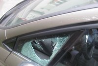 Na silnici ohrozil rodinu se dvěma synky! Najížděl na jejich auto, rozbil jim sklo. Odsedí si šest let