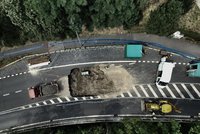 Díra v silnici na Vysočanské se prodraží: Opravy budou stát 40 milionů