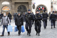 Do ulic Prahy míří stovky policistů: Hlídají trhy, hlavní tahy, obchody i památky