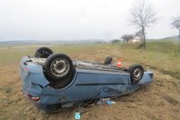 Noční nehoda na Plzeňsku: Auto na střeše, jeden mrtvý, dva mladí těžce zranění