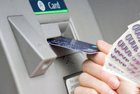 Za roztržitost zaplatila: Žena si vybrala z bankomatu pět tisíc a zapomněla je tam!
