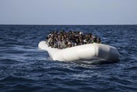 Člun se 130 migranty přepadli u Evropy piráti: Ukradli jim vše, i motor