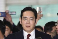 Na šéfa Samsung Group padl zatykač. Policie mu jde po krku kvůli úplatkům i tajení zisku