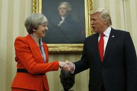 Trump odložil návštěvu Británie prý kvůli hrozbě protestů. Vláda to popírá